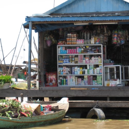 schwimmendes Geschäft in einem schwimmenden Dorf am Tonle Sap See