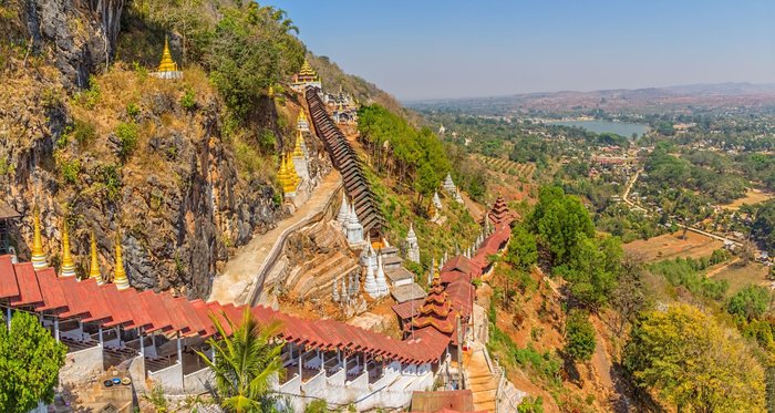 Schöne Aussicht beim überdachten Weg zu den Pindaya Höhlen - seit Jahrhunderten buddhistischer Wallfahrtsort mit tausenden Buddhastatuen