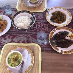eines der Mittagessen an Bord  für 2 Personen mit gegrilltem Fisch, Reis, Gemüsesuppe, gebackenen Garnelen, Tofu mit Gemüse und Obst
