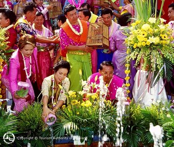 Songkran - das Wasserfestival in Thailand wird im großen Familienkreis gefeiert