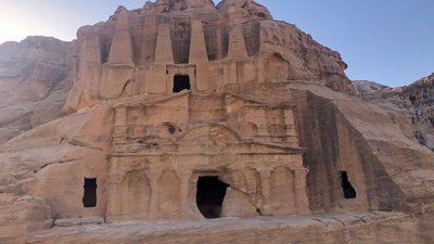 Obeliskengrab und Bab as Siq Triklinum vor dem Zugang zum Siq in Petra Obeliskengrab und Bab as Siq Triklinum vor dem Zugang zum Siq in Petra