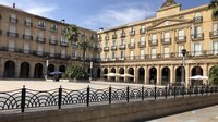 Plaza Nueva Altstadt Bilbao - gleich hinter dem Sercotel Arenal. In den Arcaden befinden sich zahlreiche Pinxosbars