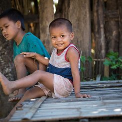 Luangsay Cruise Dorfbesuch Kinder