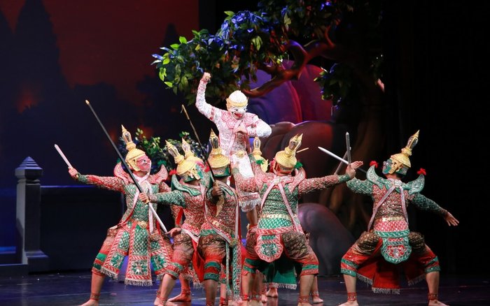 traditioneller Maskentanz im Sala Chalermkrung Theater