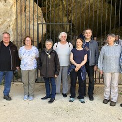 vor der Höhle Les Combarelles in Les Eyzies de Tayac in der Dordogne