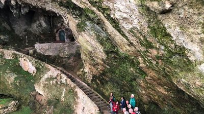 Abgang zur Höhle El Castillo am Monte Castillo Puente Viesgo Nordspanien