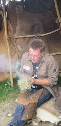 Feuer machen im Archaeopark Vogelherd Niederstotzingen Schwaebische Alb