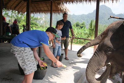 Robert Reischl mit Familie im Elephant Hills Camp Robert Reischl mit Familie im Elephant Hills Camp