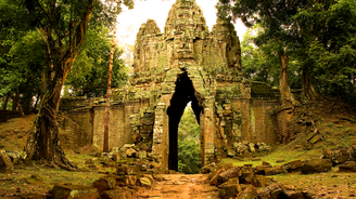 Angkor die ehemalige Hauptstadt des riesigen Reiches der Khmer. Eine Indochina Reise ohne den Besuch der Tempel kaum vorstellbar.