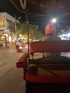mit dem Tuk Tuk durch Siem Reap - abendliche Streetfoodtour mit spannenden Snacks.