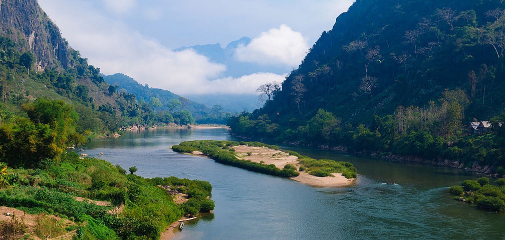 Nong Khiaw Fluss in Nordlaos traumhafte Landschaft am Nong Khiaw in Nordlaos