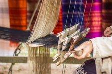 Frau beim Weben von Seide im Norden von Laos traditionelle Seidenweberei im Norden von Laos
