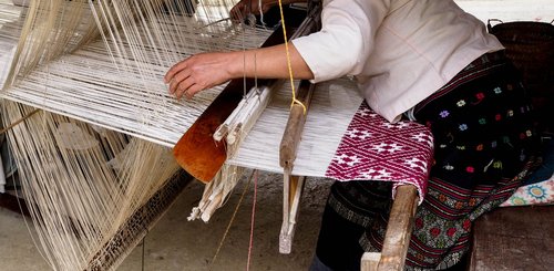 Tai Lue Frau beim traditionellen Weben 