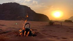 Tee auf offenem Feuer bei Sonnenuntergang im Wadi Rum Tee auf offenem Feuer bei Sonnenuntergang im Wadi Rum