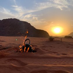 Tee auf offenem Feuer bei Sonnenuntergang im Wadi Rum