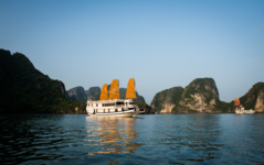 V Spirit auf Kreuzfahrt in der Halongbucht V Spirit auf Kreuzfahrt in der Halongbucht Vietnam