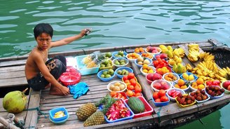 Schwimmender Markt in Indochina. Tauchen Sie bei Ihrer Asien-Reise in den Alltag der Region ein und erleben Sie die Menschen vor Ort.