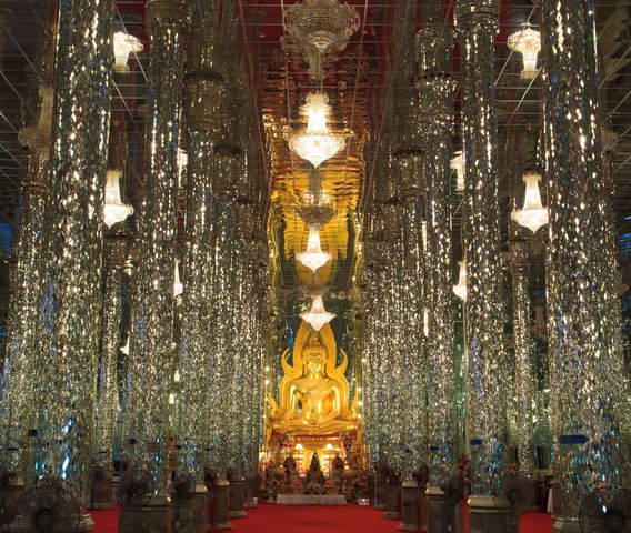 Wat Tasung goldene Buddhastatue Tempel der mit zahlreichen Glasmosaiken verziert ist