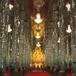 Wat Tasung goldene Buddhastatue Tempel der mit zahlreichen Glasmosaiken verziert ist