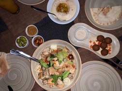 Mezze - köstliche Vorspeisenauswahl, einfach überraschen lassen und kosten! Mezze - köstliche Vorspeisenauswahl, einfach überraschen lassen und kosten!