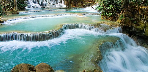 türkisblau der Kuang Si Wasserfall bei Luang Prabang Laos Indochina