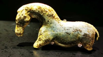 Wildpferd aus Mammutelfenbein gefunden 1931 in der Vogelherdhöhle Schwäbische Alb Wildpferd aus Mammutelfenbein gefunden 1931 in der Vogelherdhöhle Schwäbische Alb. Ausgestellt im Museum Alte Kulturen als Teil der Sammlungen der Universität Tübingen.
