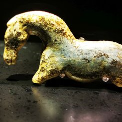Wildpferd aus Mammutelfenbein gefunden 1931 in der Vogelherdhöhle Schwäbische Alb. Ausgestellt im Museum Alte Kulturen als Teil der Sammlungen der Universität Tübingen.