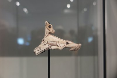 Suedfrankreich Bilderhoehlen Speerschleuderende geschnitzte Steinbockdarstellung Abguss des Fundes aus Bedheilac