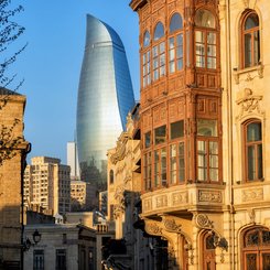 Altstadt Baku UNESCO Welterbe in Kombination mit moderner Architektur