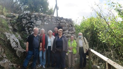 Gruppenbild mit Ingmar Braun vor der Höhle von Candamo