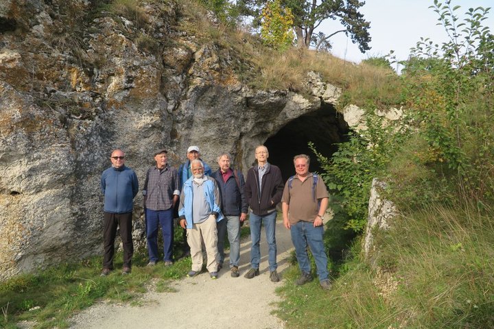 unsere Reisegruppe vor dem Vogelherd Schwäbische Alb