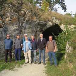 unsere Reisegruppe vor dem Vogelherd Schwäbische Alb