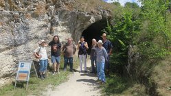 unsere Gruppe 2022 vor der Vogelherdhöhle