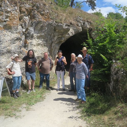 unsere Gruppe 2022 vor der Vogelherdhöhle