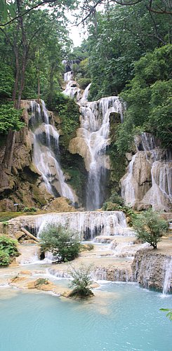 Kuang Si Wasserfälle bei Luang Prabang türkisblaue Wasserbecken
