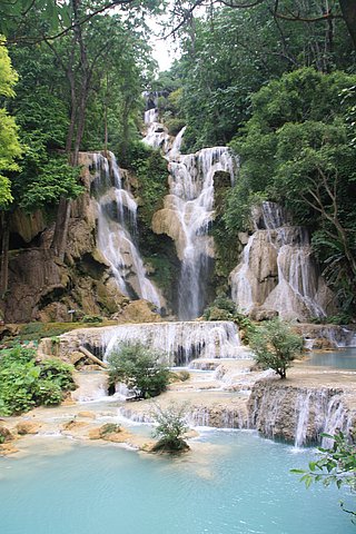 Kuang Si Wasserfälle bei Luang Prabang türkisblaue Wasserbecken