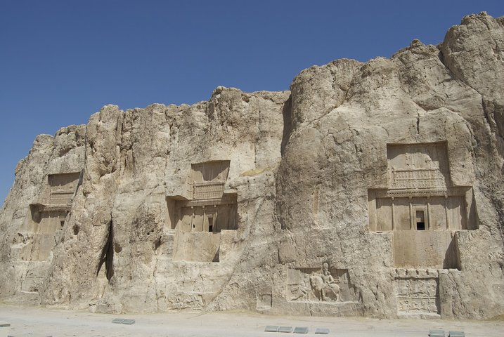 Naghsh-e-rostam Naqsch-e Rostam ist eine archäologische Stätte in der iranischen Provinz Fars, sechs Kilometer nördlich von Persepolis bei Schiras.