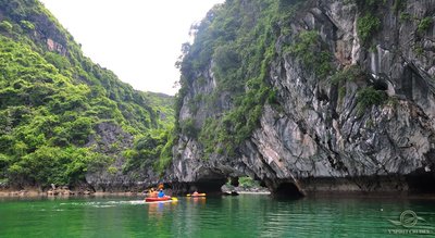 Kayak bei Kreuzfahrt in der Halongbucht Vietnamreise