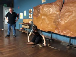 Ekainberri - Jolanda und Ingmar erklären wie Feuer gemacht wird