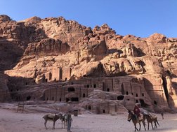 langsam wird das Tal von Petra am frühen Morgen von der Sonne erfasst 