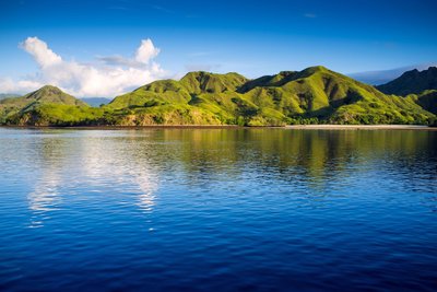 Komodo Küstenlandschaft Komodo wird geschlossen - die Besucher hinterlassen Müll und der Schutz der Tiere hat Vorrang