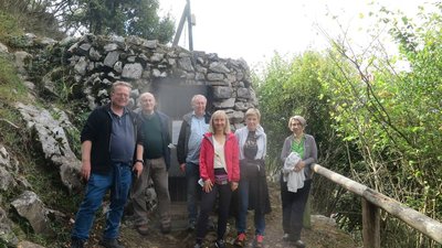 Gruppenbild mit Ingmar Braun vor der Höhle von Candamo