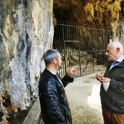 Im Gespräch vor der Höhle Les Combarelles