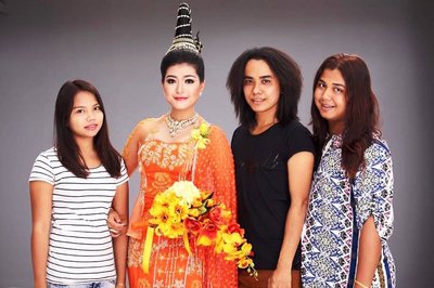 Begegnung mit Ye Ye im Schönheitssalon in Bagan Myanmar
