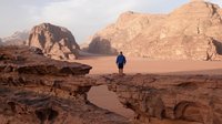 beeindruckende Felsformationen und Felsbögen im Wadi Rum