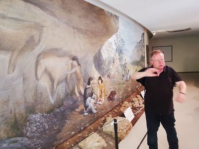 Dr. Ingmar Braun bei der Reise zu den steinzeitlichen Bilderhöhlen Frankreichs