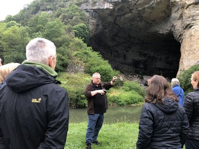 Suedfrankreich Ingmar Braun und Gruppe vor der Hoehle Mas d´Azil