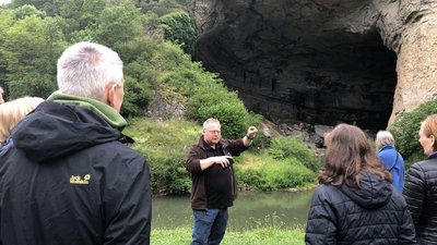 Suedfrankreich Ingmar Braun und Gruppe vor der Hoehle Mas d´Azil