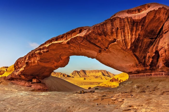 Felsbogen in der Wueste Wadi Rum