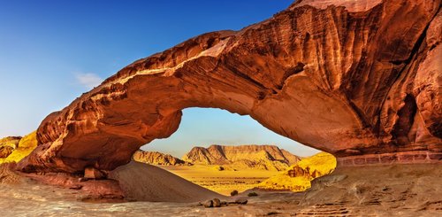 Felsbogen in der Wueste Wadi Rum